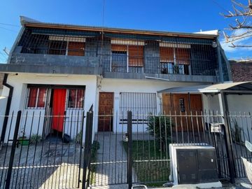 Venta Monte Grande Amplio Chalet + Local Comercial + 2 Departamentos!