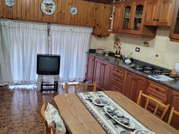 Venta Monte Grande Amplio Chalet + Local Comercial + 2 Departamentos!