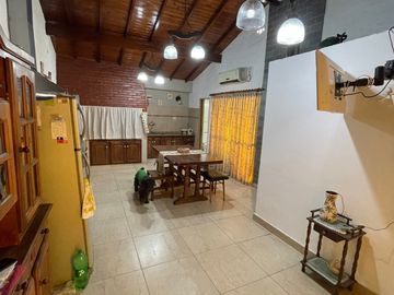 Venta Monte Grande Amplio Chalet + Local Comercial + 2 Departamentos!