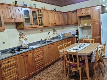 Venta Monte Grande Amplio Chalet + Local Comercial + 2 Departamentos!