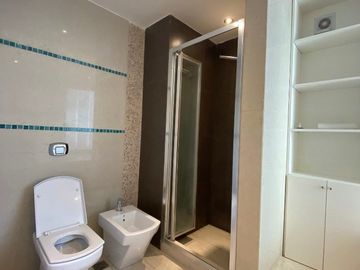 Piso de categoría sobre calle Yrigoyen edificio Icarus