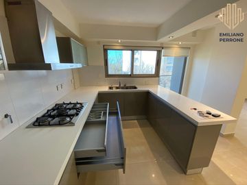 Piso de categoría sobre calle Yrigoyen edificio Icarus