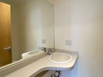 Piso de categoría sobre calle Yrigoyen edificio Icarus