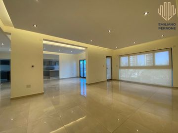Piso de categoría sobre calle Yrigoyen edificio Icarus