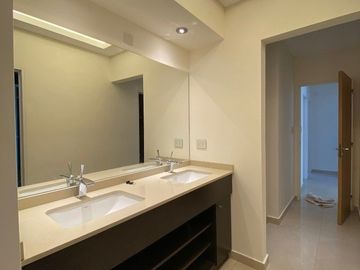 Piso de categoría sobre calle Yrigoyen edificio Icarus