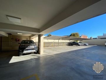 Piso de categoría sobre calle Yrigoyen edificio Icarus
