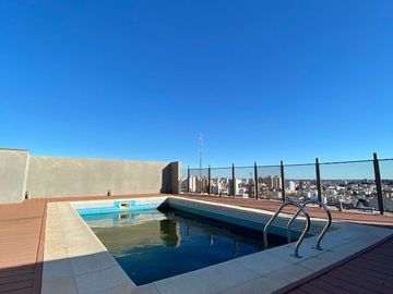 Piso de categoría sobre calle Yrigoyen edificio Icarus