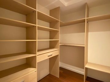 Piso de categoría sobre calle Yrigoyen edificio Icarus