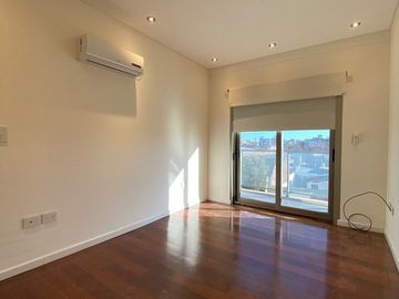 Piso de categoría sobre calle Yrigoyen edificio Icarus