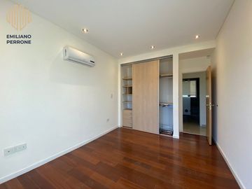 Piso de categoría sobre calle Yrigoyen edificio Icarus