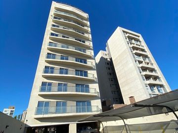 Piso de categoría sobre calle Yrigoyen edificio Icarus