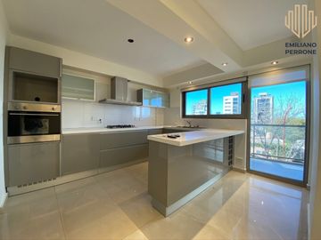 Piso de categoría sobre calle Yrigoyen edificio Icarus