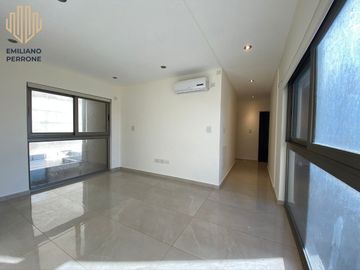 Piso de categoría sobre calle Yrigoyen edificio Icarus