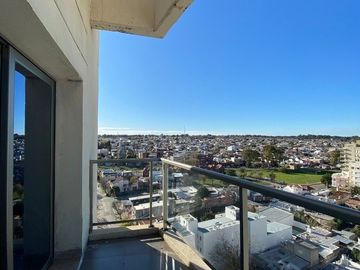 Piso de categoría sobre calle Yrigoyen edificio Icarus