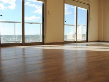 Piso de categoría sobre calle Yrigoyen edificio Icarus
