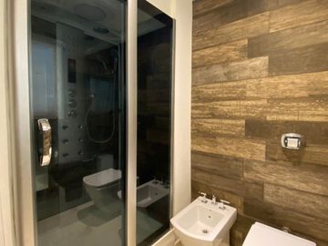 Piso de categoría sobre calle Yrigoyen edificio Icarus
