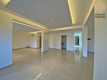 Piso de categoría sobre calle Yrigoyen edificio Icarus