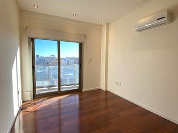 Piso de categoría sobre calle Yrigoyen edificio Icarus