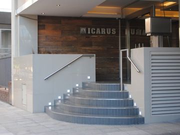 Piso de categoría sobre calle Yrigoyen edificio Icarus
