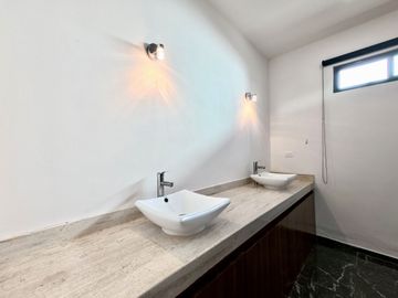 CASA VENTA MÉRIDA, 4 HABITACIONES, ALBERCA, 559 DE CONSTRUCCIÓN, BELLAVISTA, DZITYÁ.