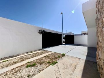 CASA VENTA MÉRIDA, 4 HABITACIONES, ALBERCA, 559 DE CONSTRUCCIÓN, BELLAVISTA, DZITYÁ.