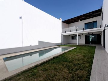CASA VENTA MÉRIDA, 4 HABITACIONES, ALBERCA, 559 DE CONSTRUCCIÓN, BELLAVISTA, DZITYÁ.