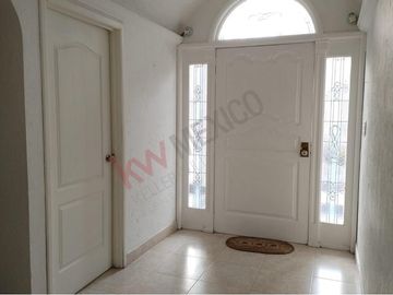 RESIDENCIA EN VENTA DENTRO DE CONDOMINIO PEDREGAL DE QUERÉTARO QUE SE ENCUENTRA CON UNA EXCELENTE UBICACIÓN   A 1 MINUTO DE BERNARDO QUINTANA