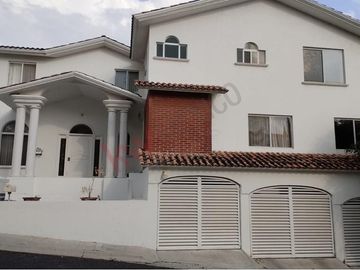 RESIDENCIA EN VENTA DENTRO DE CONDOMINIO PEDREGAL DE QUERÉTARO QUE SE ENCUENTRA CON UNA EXCELENTE UBICACIÓN   A 1 MINUTO DE BERNARDO QUINTANA