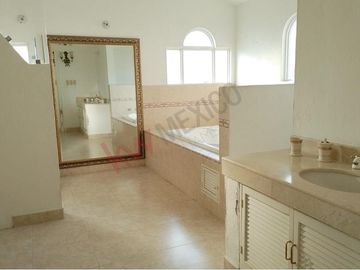 RESIDENCIA EN VENTA DENTRO DE CONDOMINIO PEDREGAL DE QUERÉTARO QUE SE ENCUENTRA CON UNA EXCELENTE UBICACIÓN   A 1 MINUTO DE BERNARDO QUINTANA