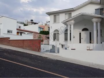 RESIDENCIA EN VENTA DENTRO DE CONDOMINIO PEDREGAL DE QUERÉTARO QUE SE ENCUENTRA CON UNA EXCELENTE UBICACIÓN   A 1 MINUTO DE BERNARDO QUINTANA