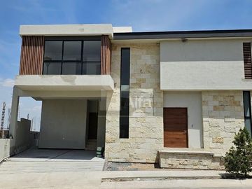 Casa en PREVENTA en fraccionamiento La loma Club de Golf, En San Luis Potosí