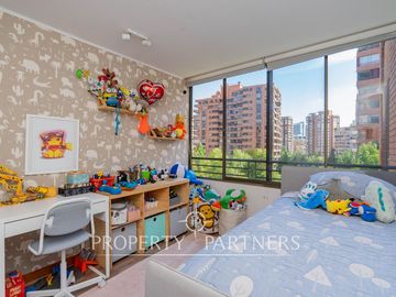 Oportunidad!! Amplio departamento con excelente ubicación en Las Condes!