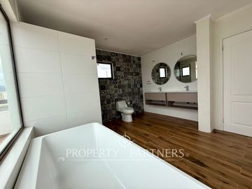 Espaciosa y linda Casa con Gran Vista a la Bahía de La Herradura