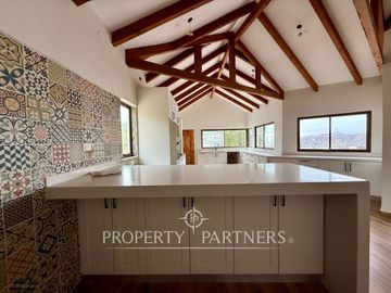 Espaciosa y linda Casa con Gran Vista a la Bahía de La Herradura