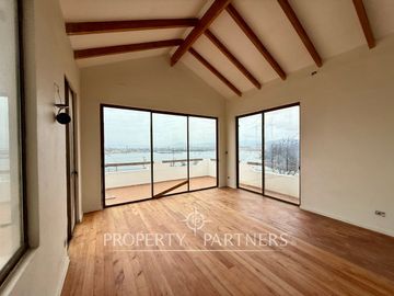 Espaciosa y linda Casa con Gran Vista a la Bahía de La Herradura