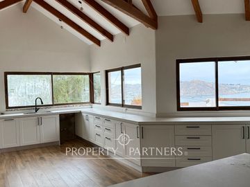 Espaciosa y linda Casa con Gran Vista a la Bahía de La Herradura