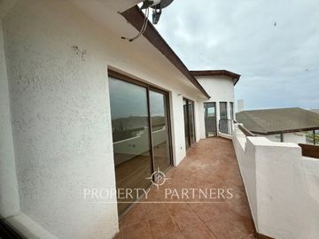 Espaciosa y linda Casa con Gran Vista a la Bahía de La Herradura