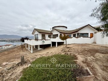 Espaciosa y linda Casa con Gran Vista a la Bahía de La Herradura