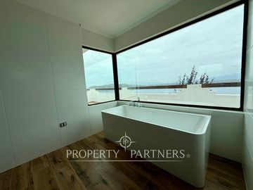 Espaciosa y linda Casa con Gran Vista a la Bahía de La Herradura