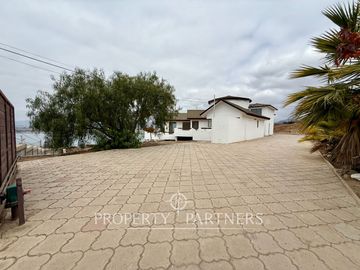 Espaciosa y linda Casa con Gran Vista a la Bahía de La Herradura