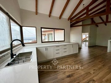 Espaciosa y linda Casa con Gran Vista a la Bahía de La Herradura