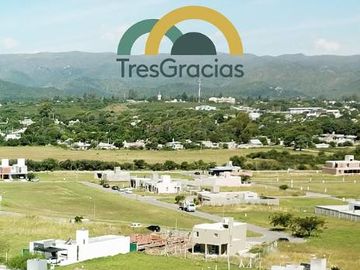 Barrio tres Gracias . Lote de 408m. Apto para dúplex.