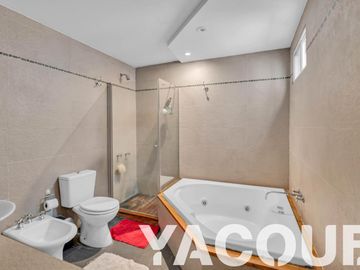 Casa en PH - 6 Dormitorios 5 Baños - 403,62Mts2 - Boedo