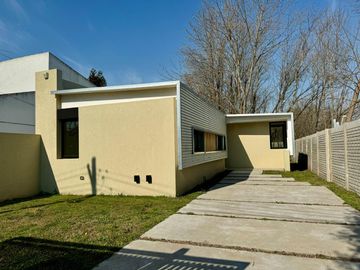 Casa en  Venta en City Bell a Estrenar de Dos dormitorios con Parque
