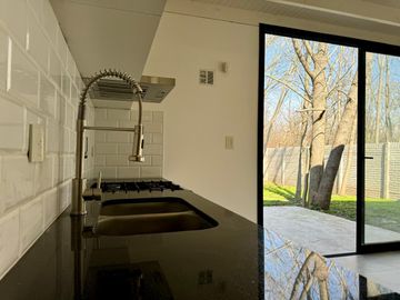 Casa en  Venta en City Bell a Estrenar de Dos dormitorios con Parque