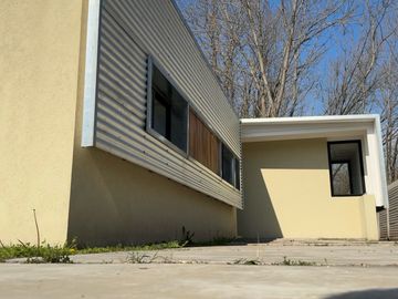 Casa en  Venta en City Bell a Estrenar de Dos dormitorios con Parque
