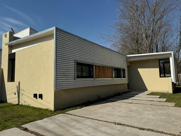 Casa en  Venta en City Bell a Estrenar de Dos dormitorios con Parque