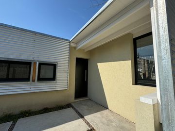 Casa en  Venta en City Bell a Estrenar de Dos dormitorios con Parque