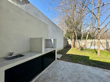 Casa en  Venta en City Bell a Estrenar de Dos dormitorios con Parque