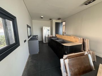 Casa 6 Amb a Estrenar en Venta, Lote Al Lago en Barrio Marinas. Puertos del Lago